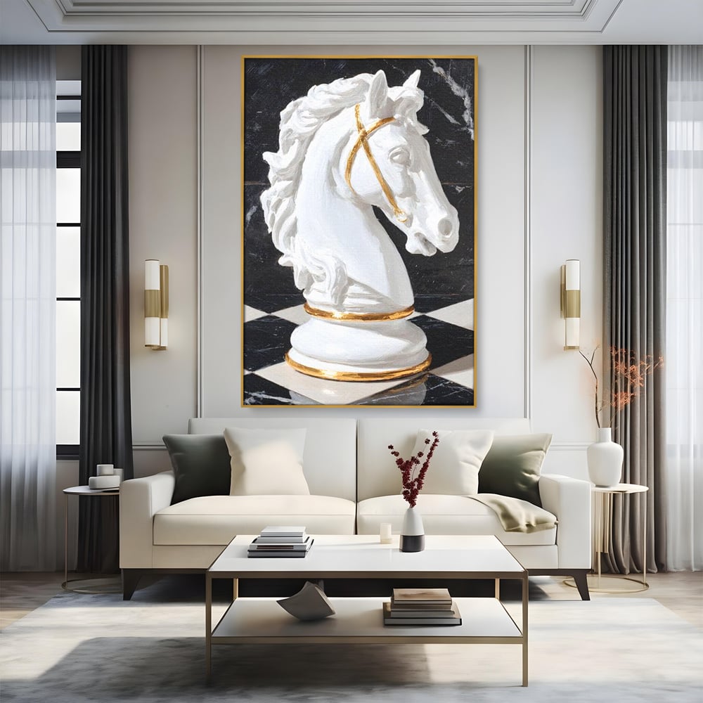 Tablou canvas cu tablou canvas cu cal de sah, in rama de aluminiu auriu, pe perete intr-un living